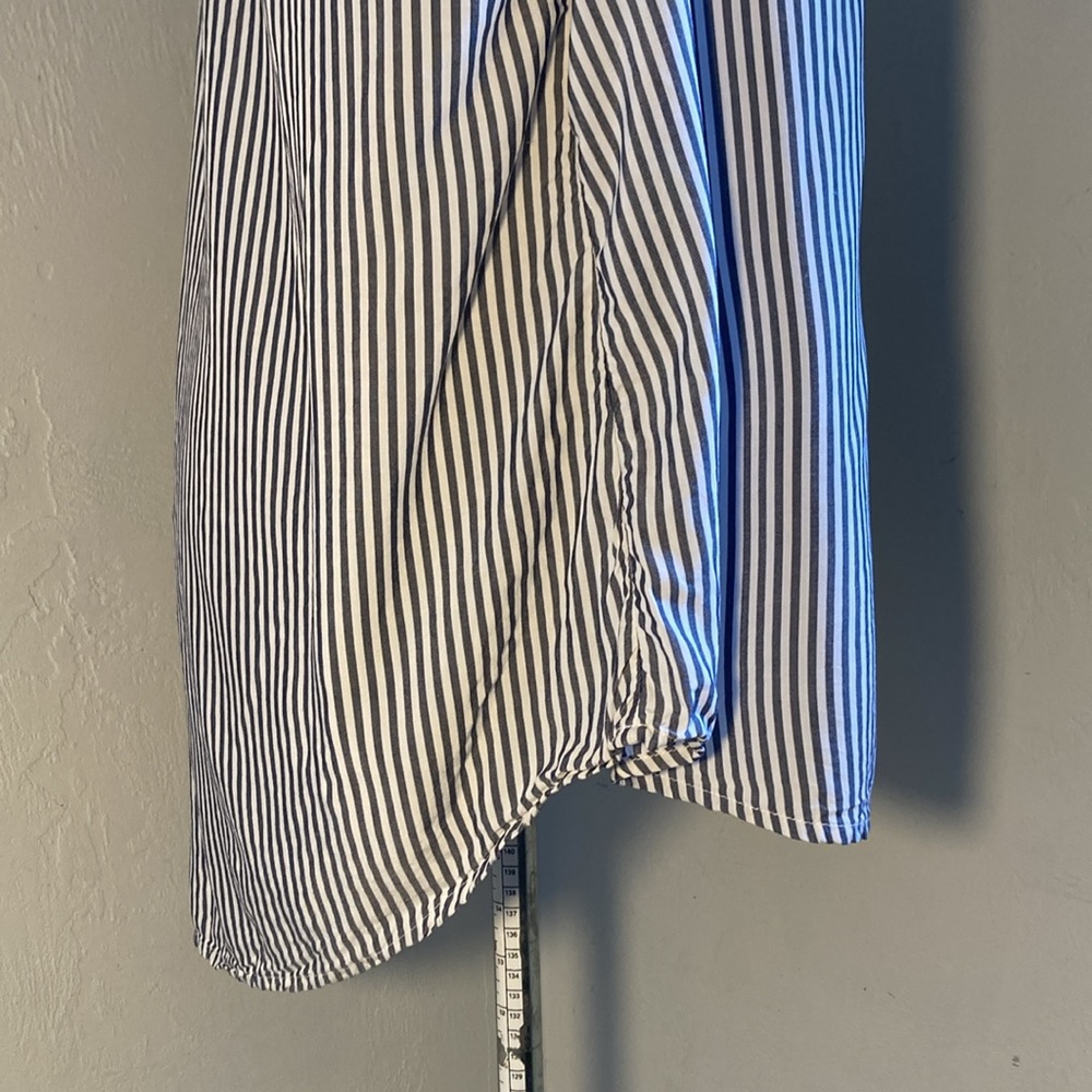 Old Navy Striped Sleeveless V-neck Top - Picture 12 of 16